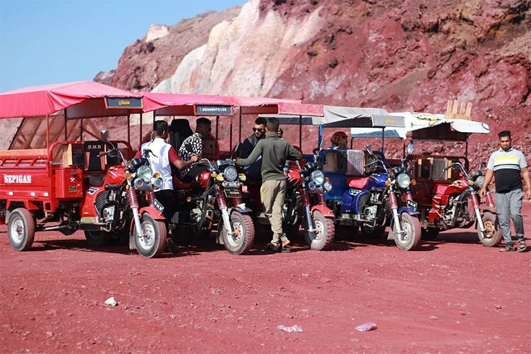 جاذبه های گردشگری جزیره هرمز | معدن خاک سرخ | مهاجر سیر ایرانیان